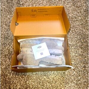UGGS COZZETA CURLY grey woman’s size 6 brand new with box